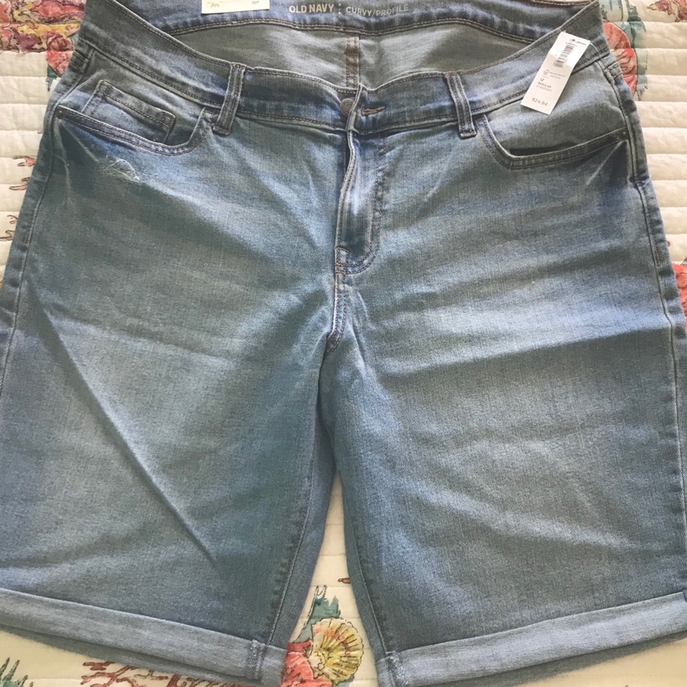 WOMENS OLD NAVY SHORTS SIZE 12